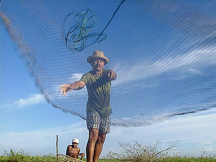 un pêcheur jette un filet à poisson dans les Delta de l'Amazone, documentaire Santa-Maria des Oiseaux