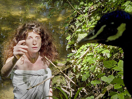 Image de la scène d'Irina en forêt communiquant avec un paon dans le film La Mariée du Mort